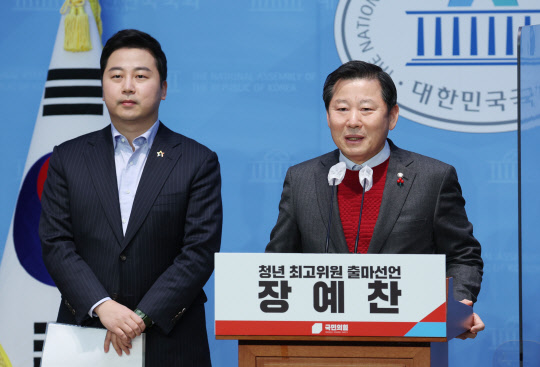 이철규(오른쪽) 국민의힘 의원이 5일 국회 소통관에서 열린 장예찬(왼쪽) 청년재단 이사장의 국민의힘 청년 최고위원 선거 출마 선언 기자회견에 참석해 장 이사장을 소개하고 있다.<연합뉴스>